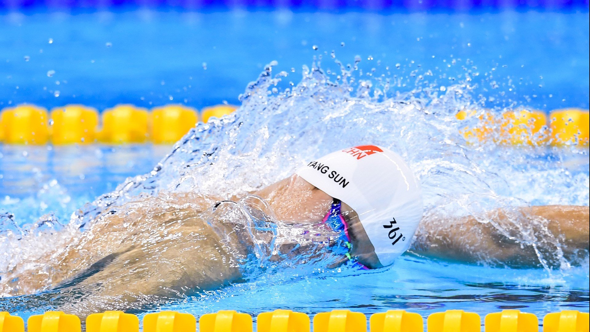 中立B蝶泳女将冲击半决赛门槛，蝶泳女选手