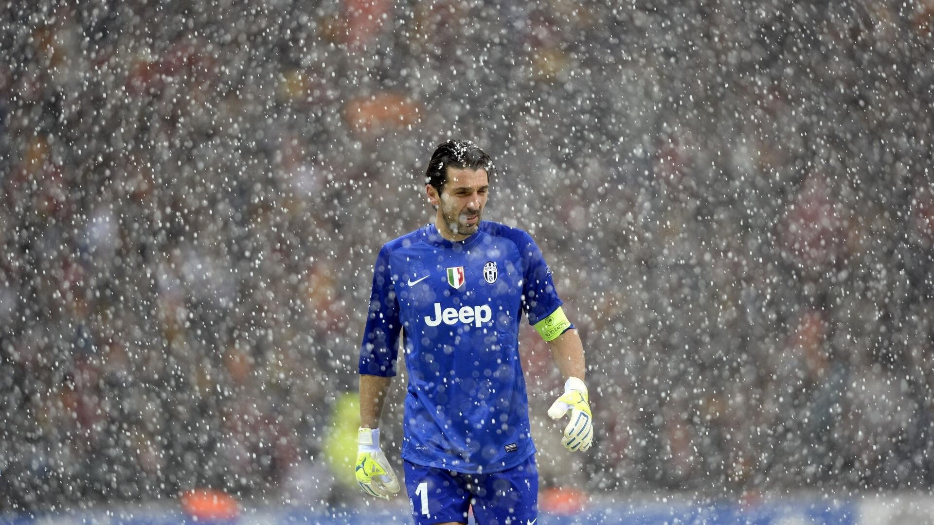 旧体育场翻新重启 首场赛事纪念昔日辉煌